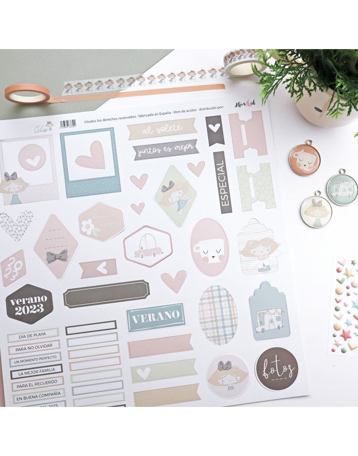 Folha com autocolantes de scrapbooking em cores pastel com texto em espanhol e decoração ao redor