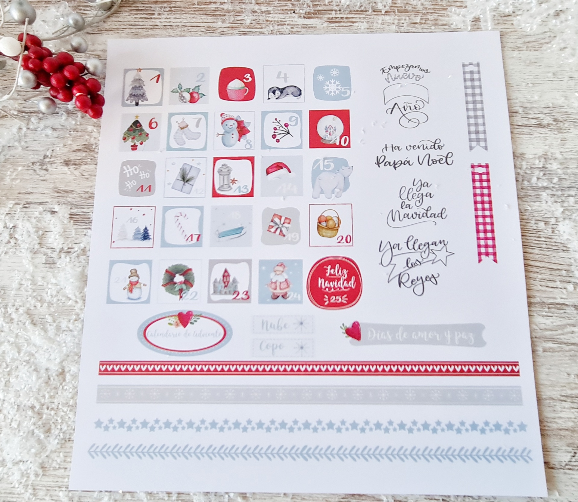 Folha de calendário de advento com ilustrações natalícias e textos em português