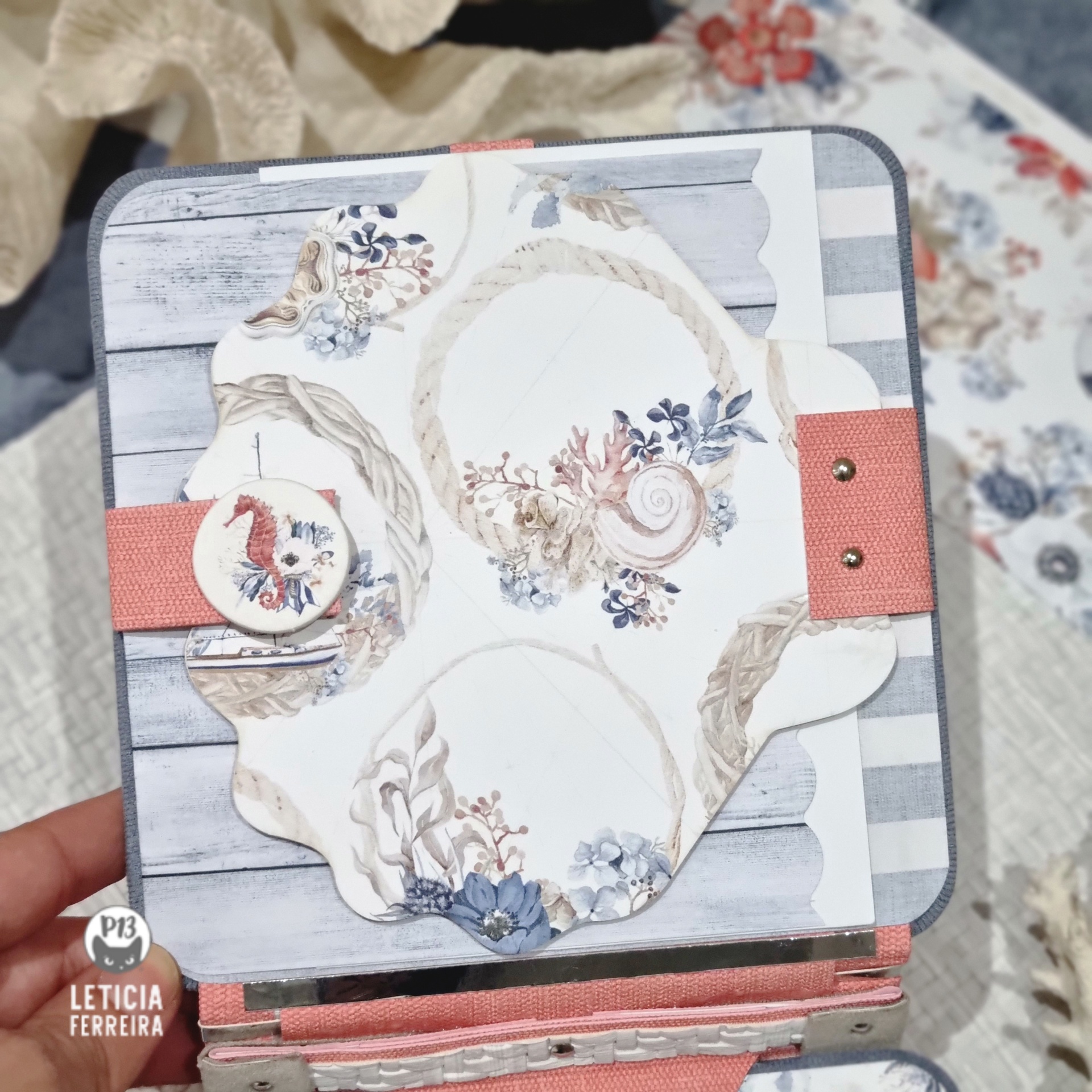 Cartão artesanal quadrado com decoração marítima e faixa cor de rosa salmão