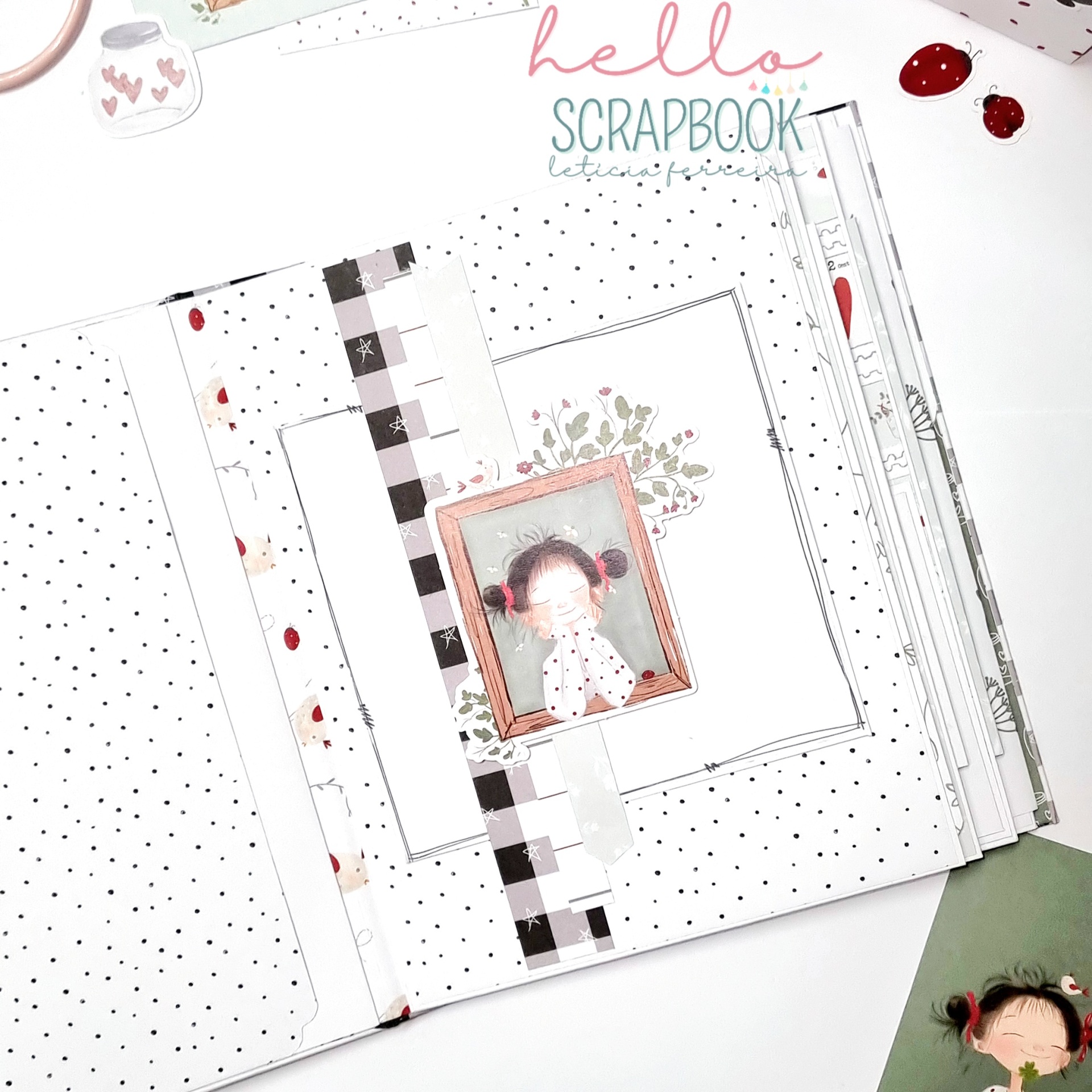 Livro de scrapbook aberto com padrões a pontos pretos e foto de criança, texto 'hello SCRAPBOOK' no fundo branco