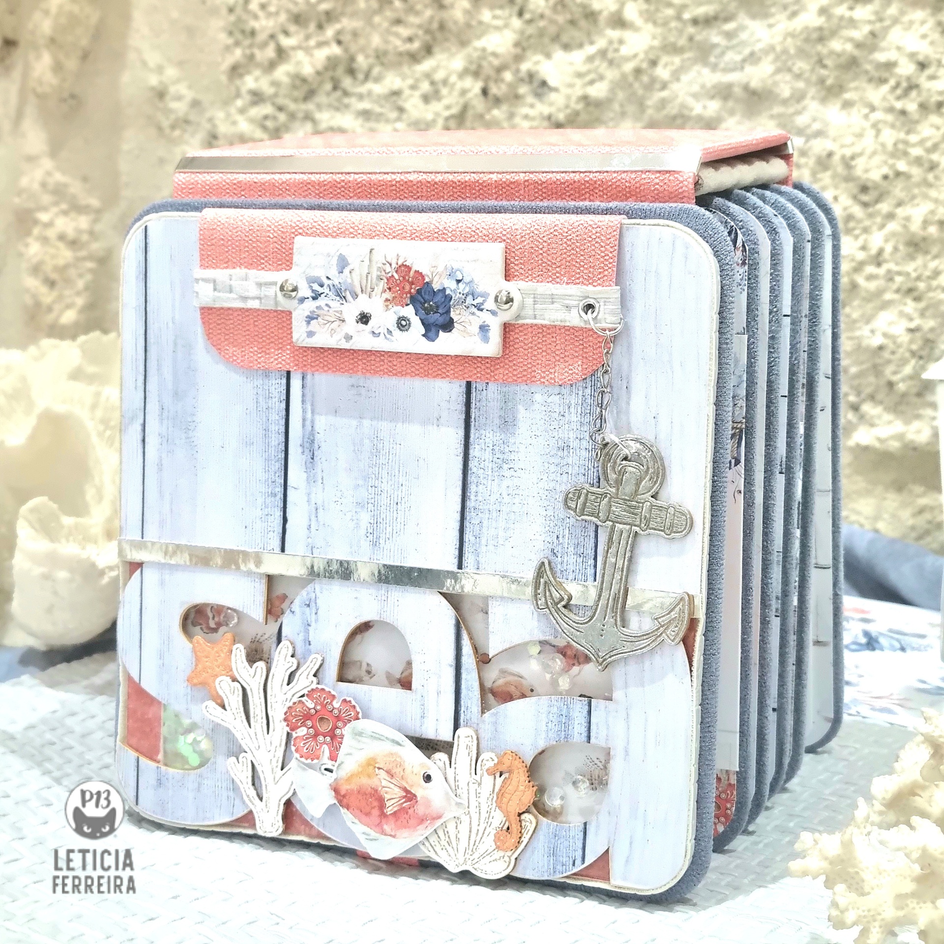 Álbum de fotos artesanal com decoração náutica e capa em padrão madeira branca