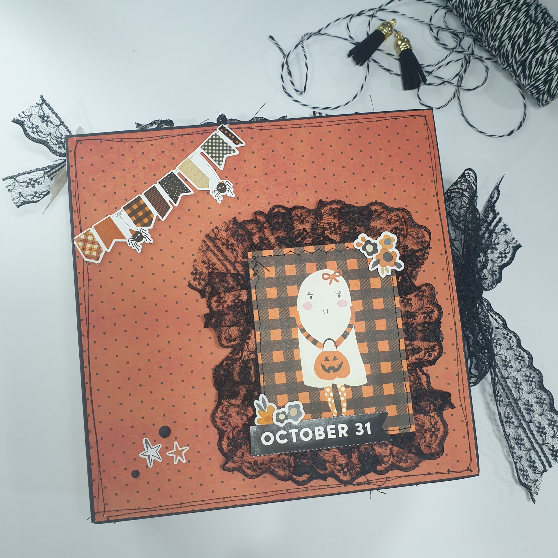 Caixa decorativa laranja com motivo Halloween e texto OCTOBER 31