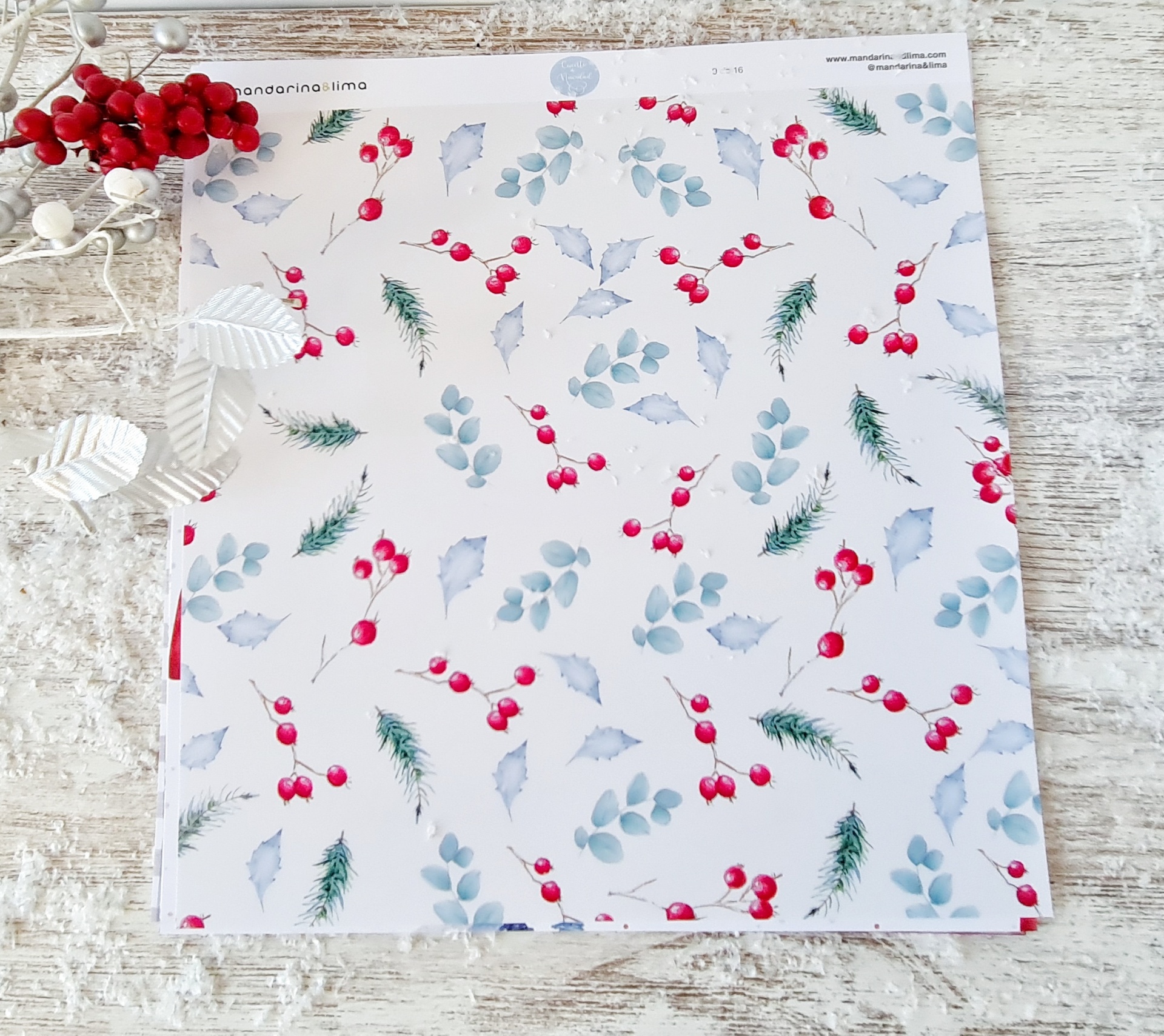 Papel de embrulho com padrão de bagas vermelhas e folhas em fundo branco