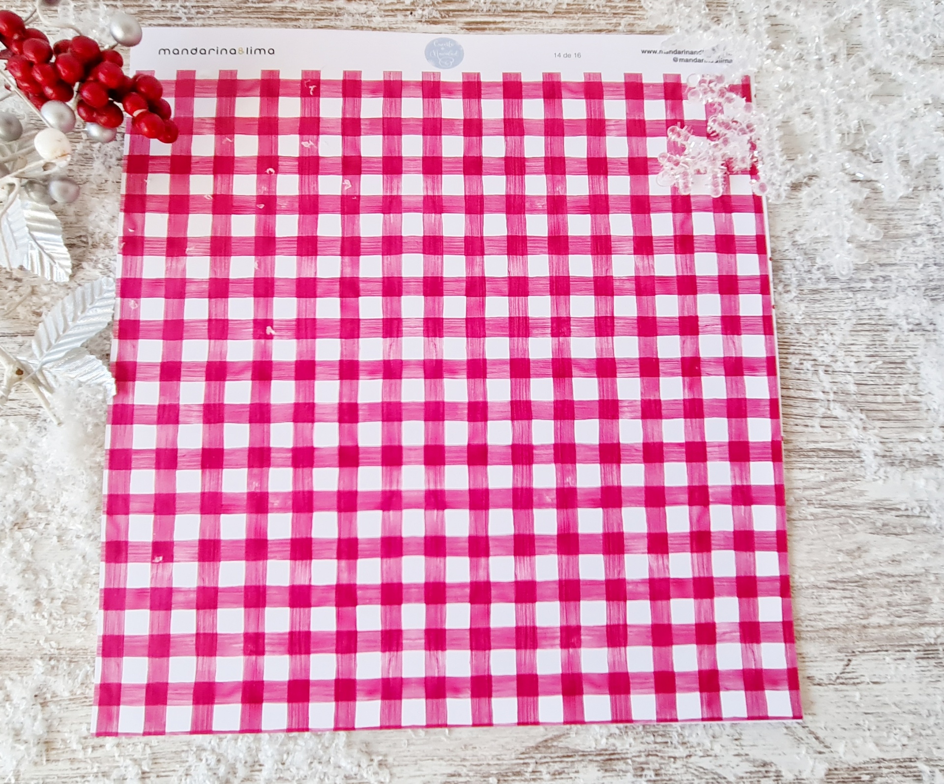 Folha quadrada rosa e branca xadrez com decoração de renda em cantos