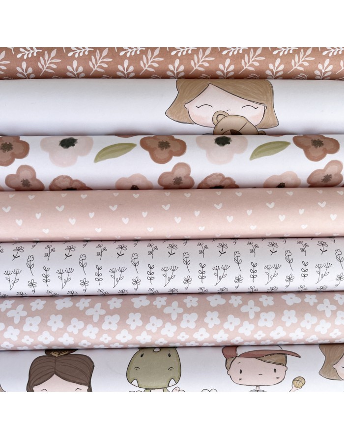 Tecidos com padrões florais e desenhos infantis em bege e branco