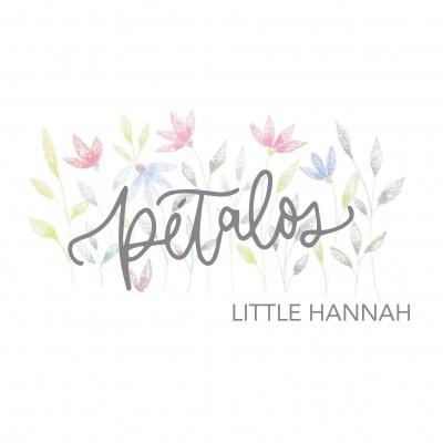 Logotipo 'pétalos' com flores em tons pastel e texto 'LITTLE HANNAH'