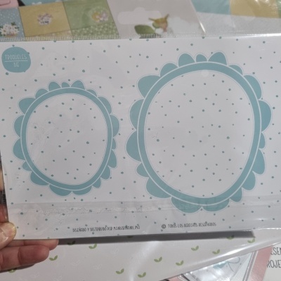 Etiqueta com moldura azul e bolinhas em papel transparente