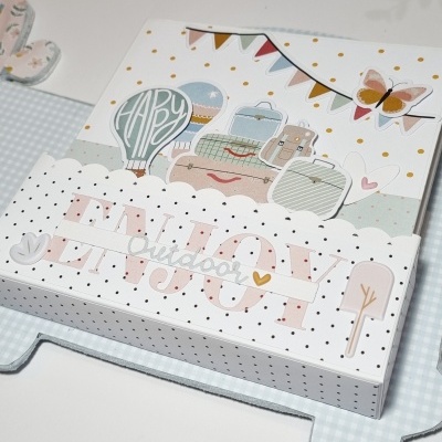 Caixa decorativa com ilustrações de viagem e balões de ar quente