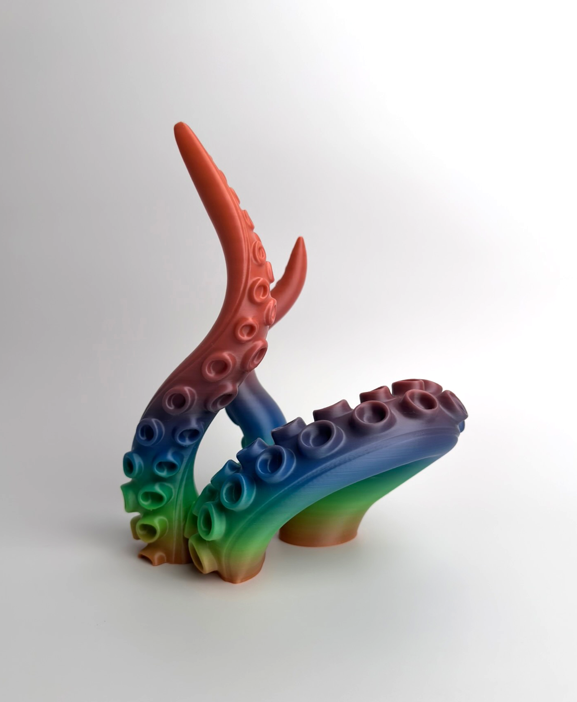 Escultura colorida de tentáculos de polvo em plástico