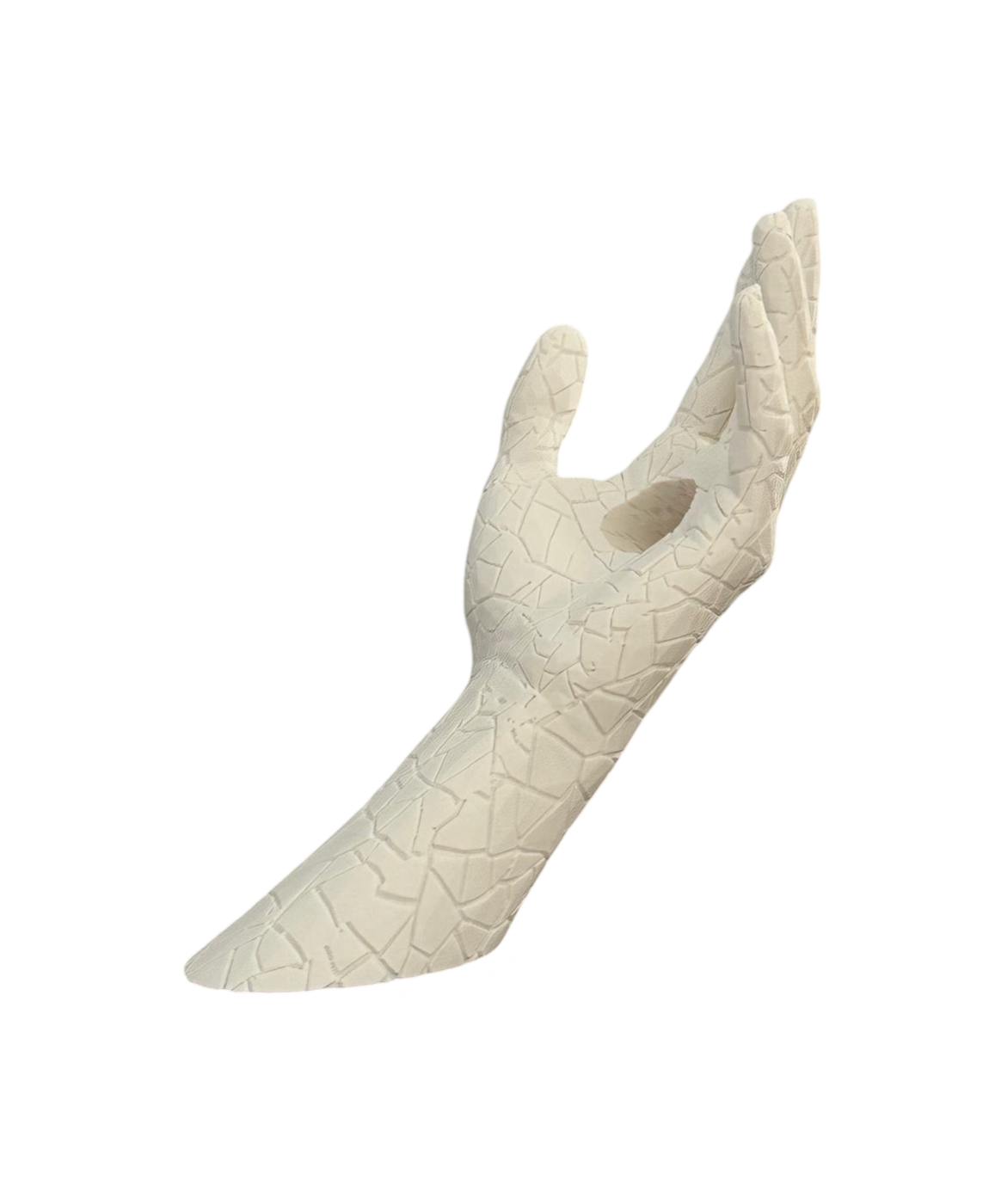 Escultura de mão branca com textura rachada em fundo branco