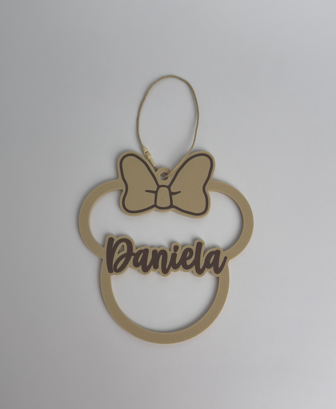 Pendurar formato cabeça de rato com laço e nome Daniela
