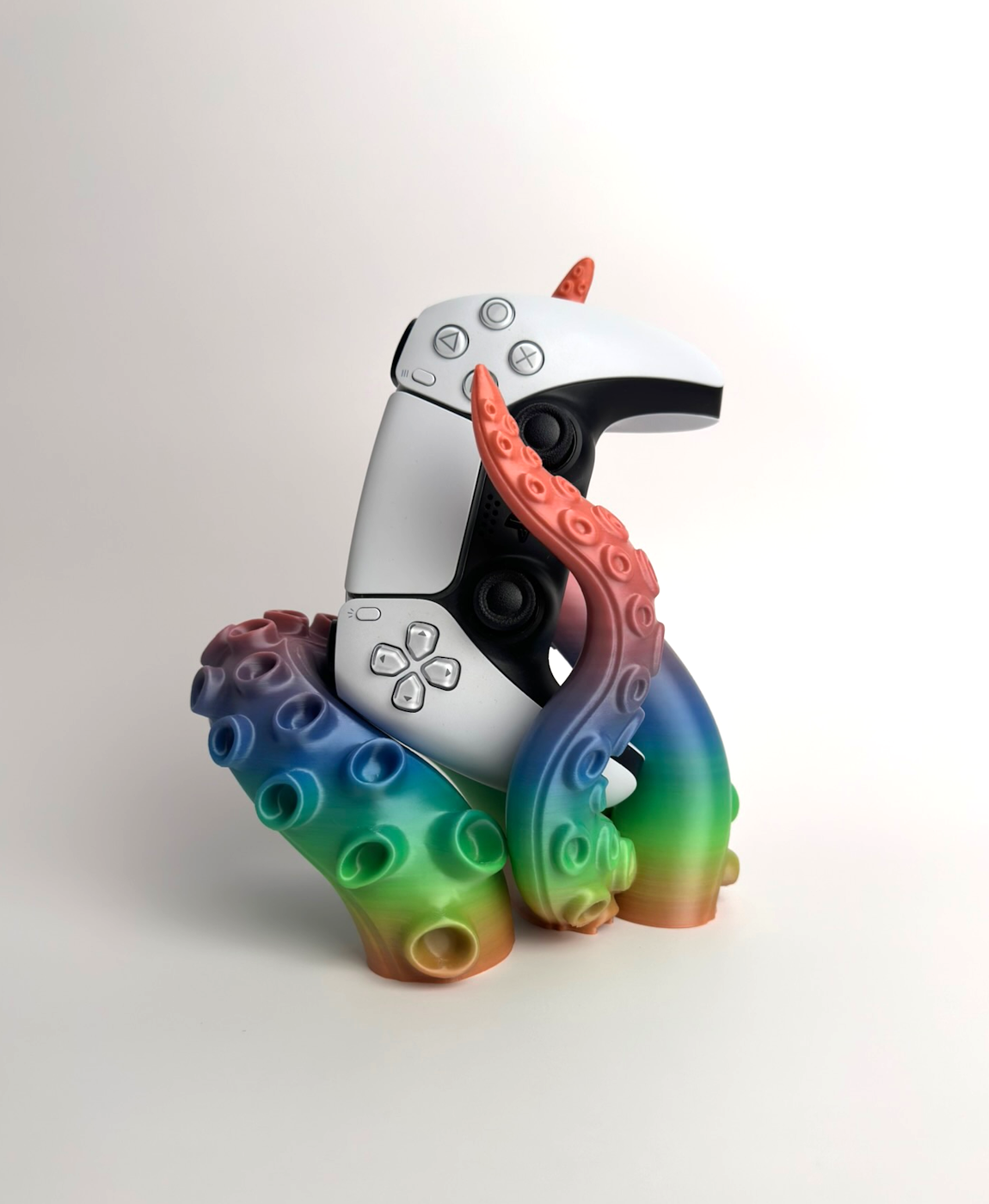 Suporte de tentáculos coloridos segurando comandos de videojogo brancos
