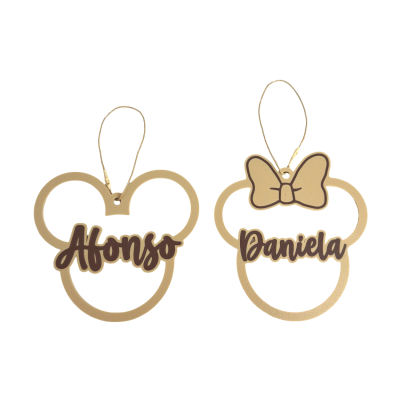 Penduradores decorativos em madeira com forma da cabeça de Mickey e Minnie e nomes personalizados.