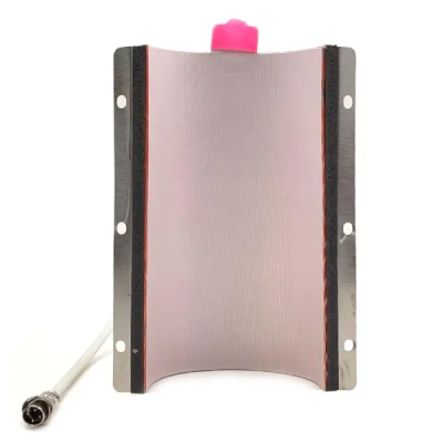 Placa metálica curvada com faixas pretas e cabo branco