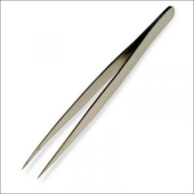 Pinça metálica prateada de pontas finas
