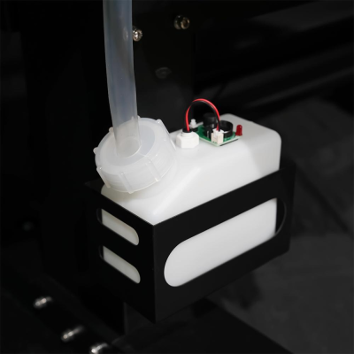 Reservatório branco de plástico com tubo transparente e fixado numa estrutura metálica preta