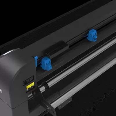 Impressora de grande formato preta com detalhes azuis e ecrã digital amarelo