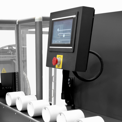 Painel de controlo com ecrã digital e botão de emergência vermelho numa máquina industrial