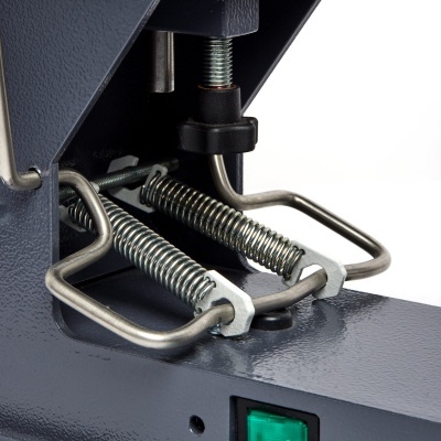 Peça metálica cinza com molas e alças de aço