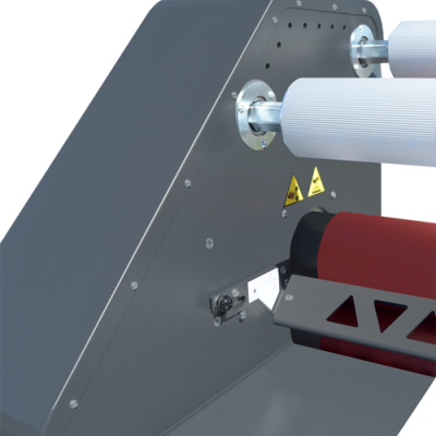 Máquina industrial cinzenta com cilindros brancos e vermelhos e sinais de aviso amarelos.