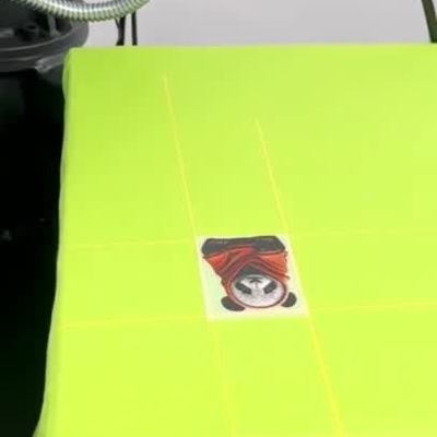 Máquina de estamparia térmica com t-shirt verde e botão de emergência