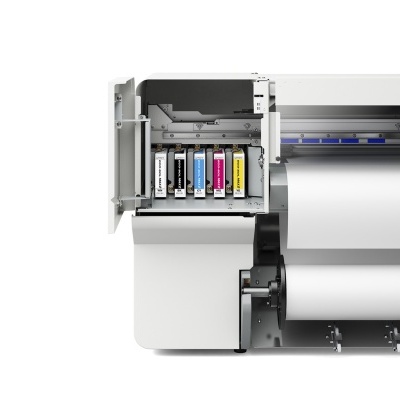 Impressora de grande formato branca com tinteiros coloridos e rolos de papel