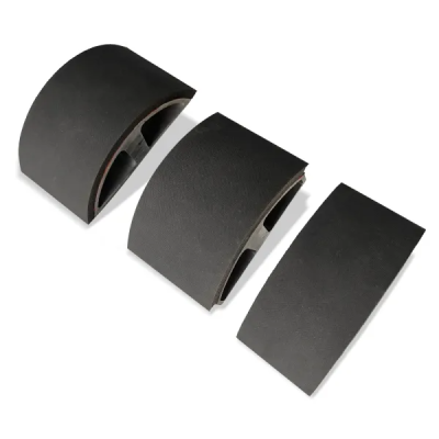 Três peças pretas de material rígido com superfície texturizada sobre fundo branco