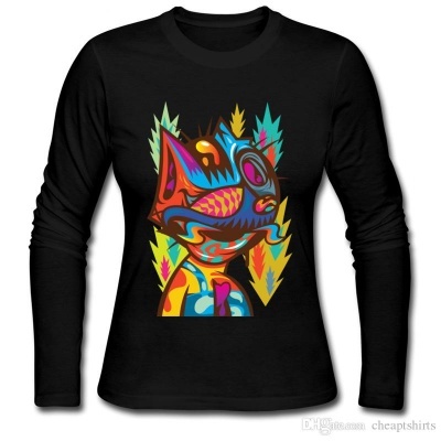 Camisola preta de manga comprida com estampa colorida de rosto estilizado