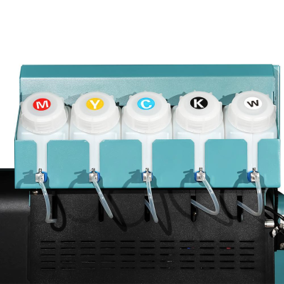 Reservatórios de tinta com tampas coloridas e tubos transparentes numa estrutura azul