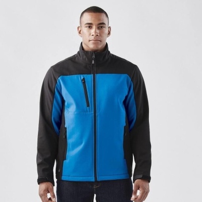 Casaco softshell azul com mangas e ombros pretos num homem