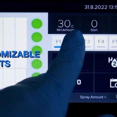 Máquina impressora industrial PRETREATmaker 5 com ecrã tátil e componentes em destaque