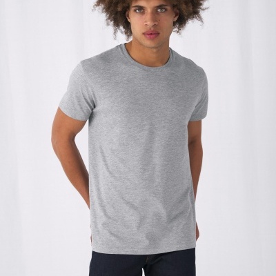 T-shirt cinzenta básica de algodão com calças de ganga azul escuro