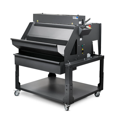 Máquina industrial preta de corte com painel de controle e suporte com rodas.