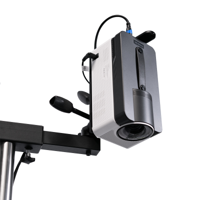 Projetor de vídeo branco e cinza montado num suporte metálico preto