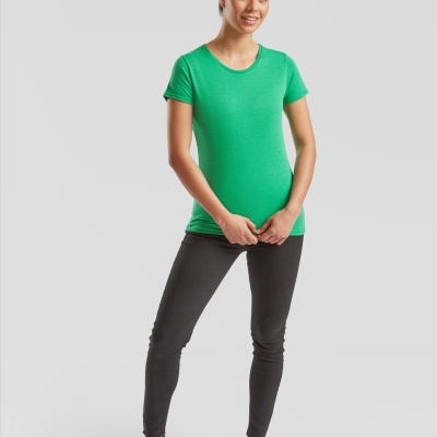 Mulher com t-shirt verde, calças pretas e ténis brancos