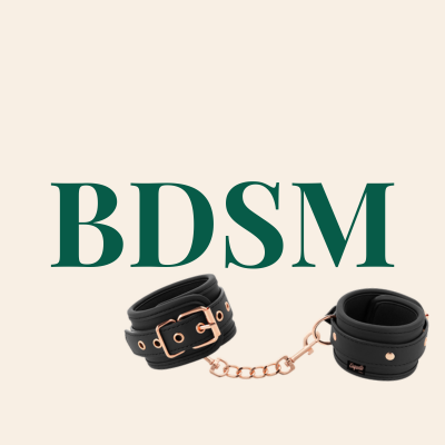 Algemas de couro preto com corrente dourada e texto BDSM