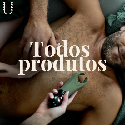 Dispositivo massageador verde e preto sobre o peito de um homem numa cama com lençóis verdes