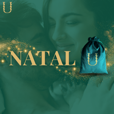 Casal abraçado com texto NATAL e saco de tecido azul escuro com letra U dourada