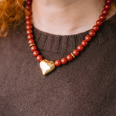 Colar de contas vermelhas com coração dourado