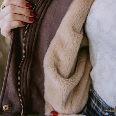 Casaco castanho com forro bege de pele sintética e fecho de correr dourado