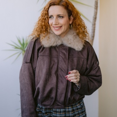 Casaco castanho de camurça com gola de pelo bege