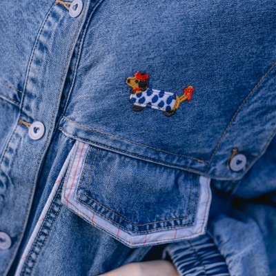 Casaco de ganga azul com bordado de cão e bolso frontal