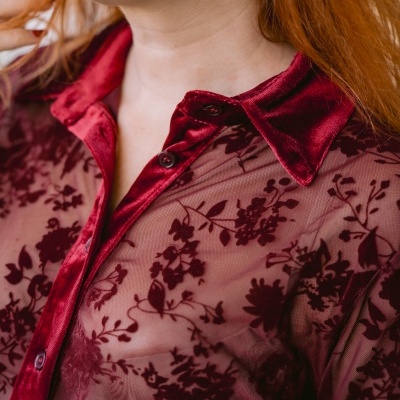 Blusa feminina transparente com padrão floral em veludo vinho e gola em veludo vermelho escuro