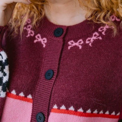 Cardigã em malha colorido com botões pretos e padrão de laços