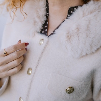 Casaco felpudo bege com botões dourados e gola de pelo sintético