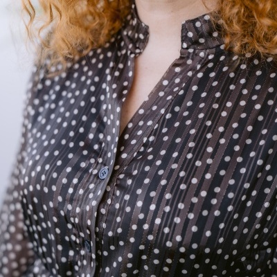 Blusa feminina preta transparente com bolinhas brancas e botões pretos na frente