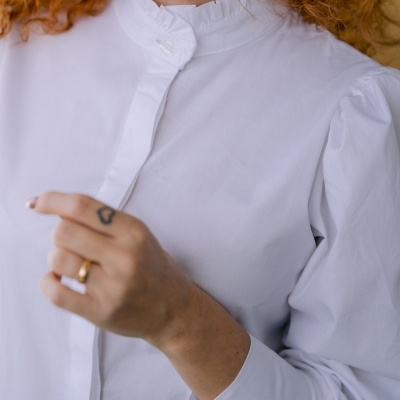 Camisa branca de algodão com gola subindo e mangas franzidas