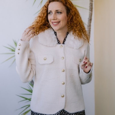 Casaco branco felpudo com botões dourados e gola peluda em modelo feminino