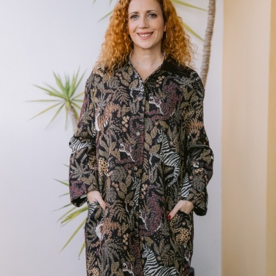 Sobretudo com padrão de animais e folhas, botões frontais e bolsos