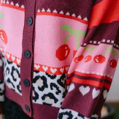 Camisola de malha colorida com padrão de corações, cerejas e estampado animal